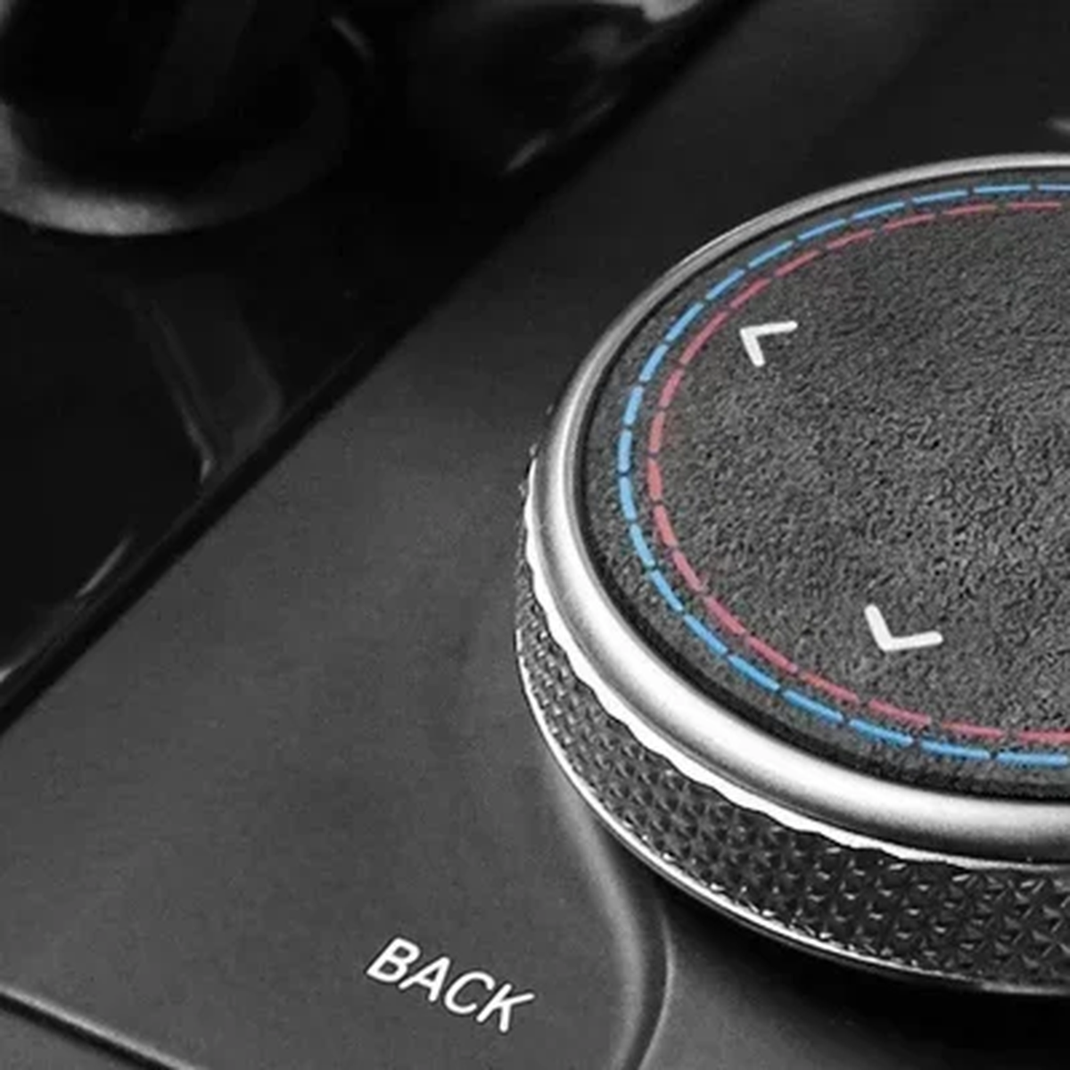 iDrive Controller Aufkleber Wildleder-Optik passend für BMW 1er / 3er / 4er / 5er / X3 / X5 F10 F15 F20 F25 – Einbau am Fahrzeug