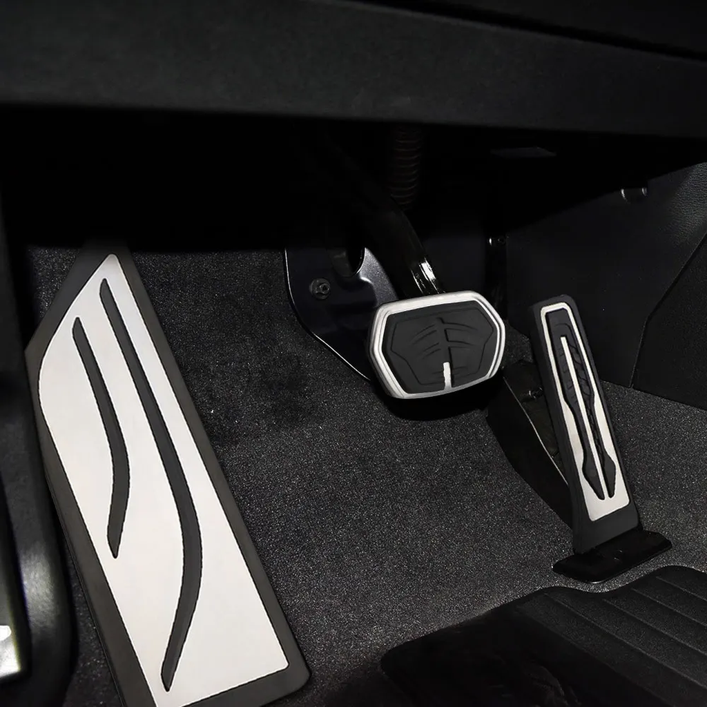 Pedalauflagen Set Automatik passend für BMW 1er / 2er / X1 / X2 F39 F40 F45 F46 – Einbau am Fahrzeug 1