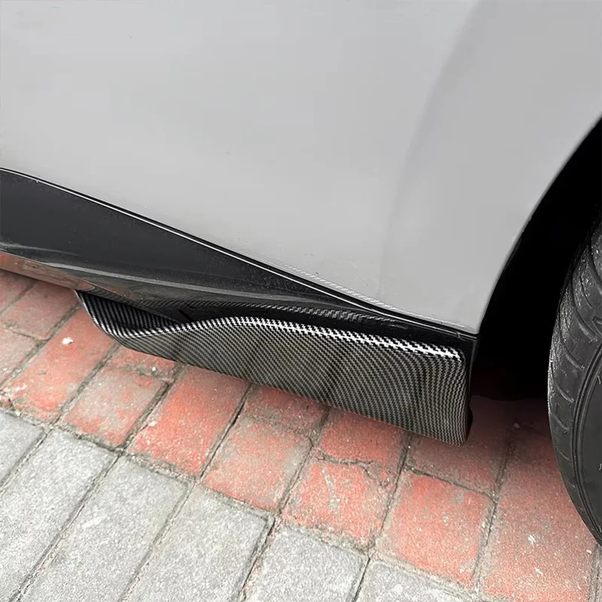 Seitenschweller Spoiler Ansatz passend für BMW 2er G42 – Einbau am Fahrzeug 1