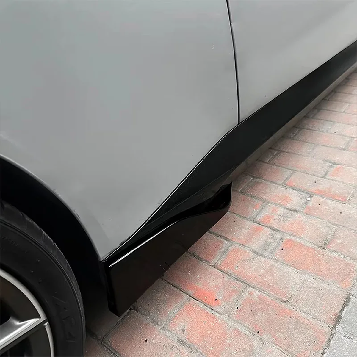 Seitenschweller Spoiler Ansatz passend für BMW 2er G42 – Einbau am Fahrzeug 2